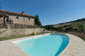 Una piscina al aire libre de temporada