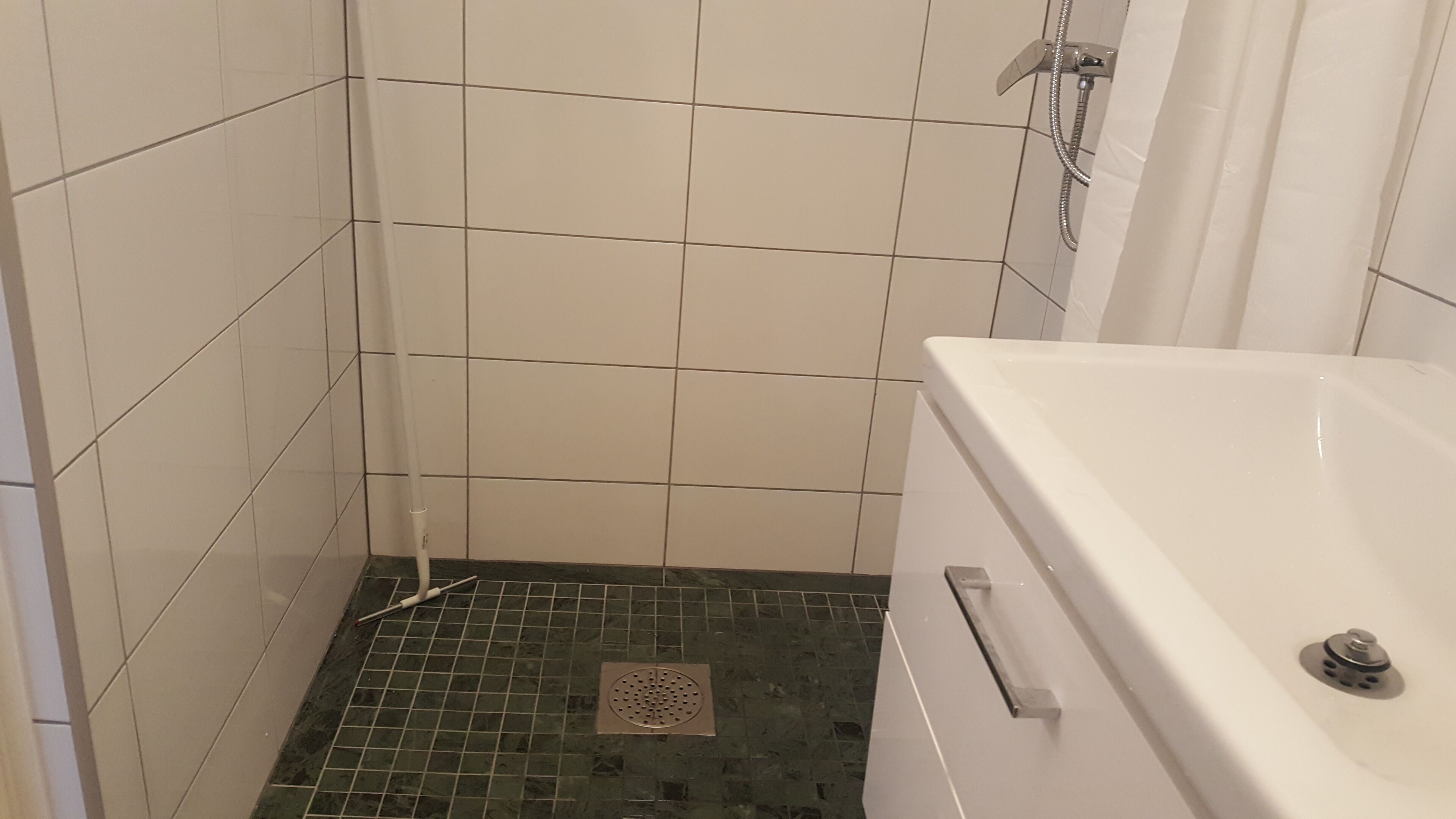 Chambre Double Deluxe | Salle de bain | Douche, douche à « effet pluie », articles de toilette gratuits