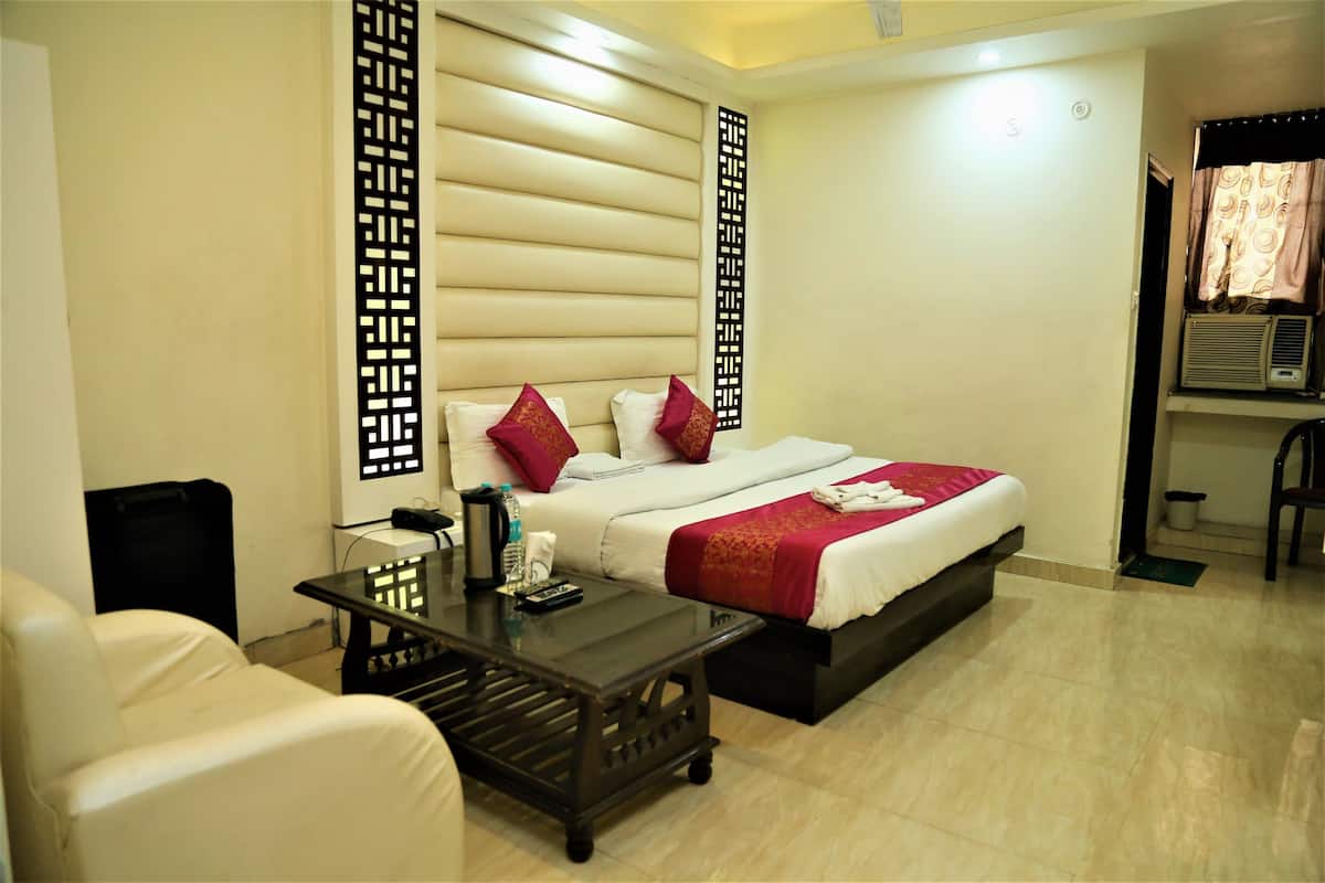 Super Deluxe A/C | Iron/ironing board, rollaway beds, free WiFi, bed sheets