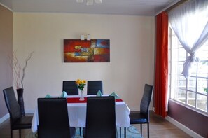Apartment, 3 Bedrooms | In-room dining