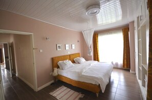 3 chambres, bureau, chambres insonorisées, fer et planche à repasser