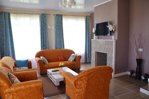 Apartemen, 3 kamar tidur | Ruang keluarga | TV layar datar dan pemutar DVD