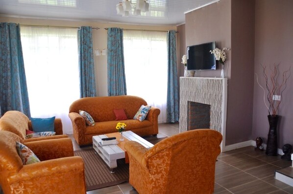 Apartment, 3 Bedrooms | Living room