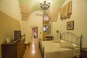 Suite Familiale, 2 chambres, coin cuisine | Coffres-forts dans les chambres, bureau, chambres insonorisées