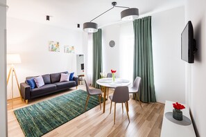 商務開放式套房, 1 間臥室, 庭園景, 行政樓層 | 客廳 | 平面電視