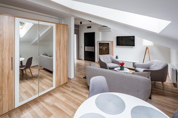 Flat-screen TV - Apart Hotel Code 10 (Lviv)