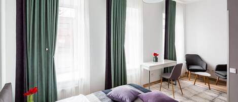 Business Studio Suite, 1 Bedroom, Courtyard View, Executive Level | Premium bedding, desk, soundproofing, iron/ironing board