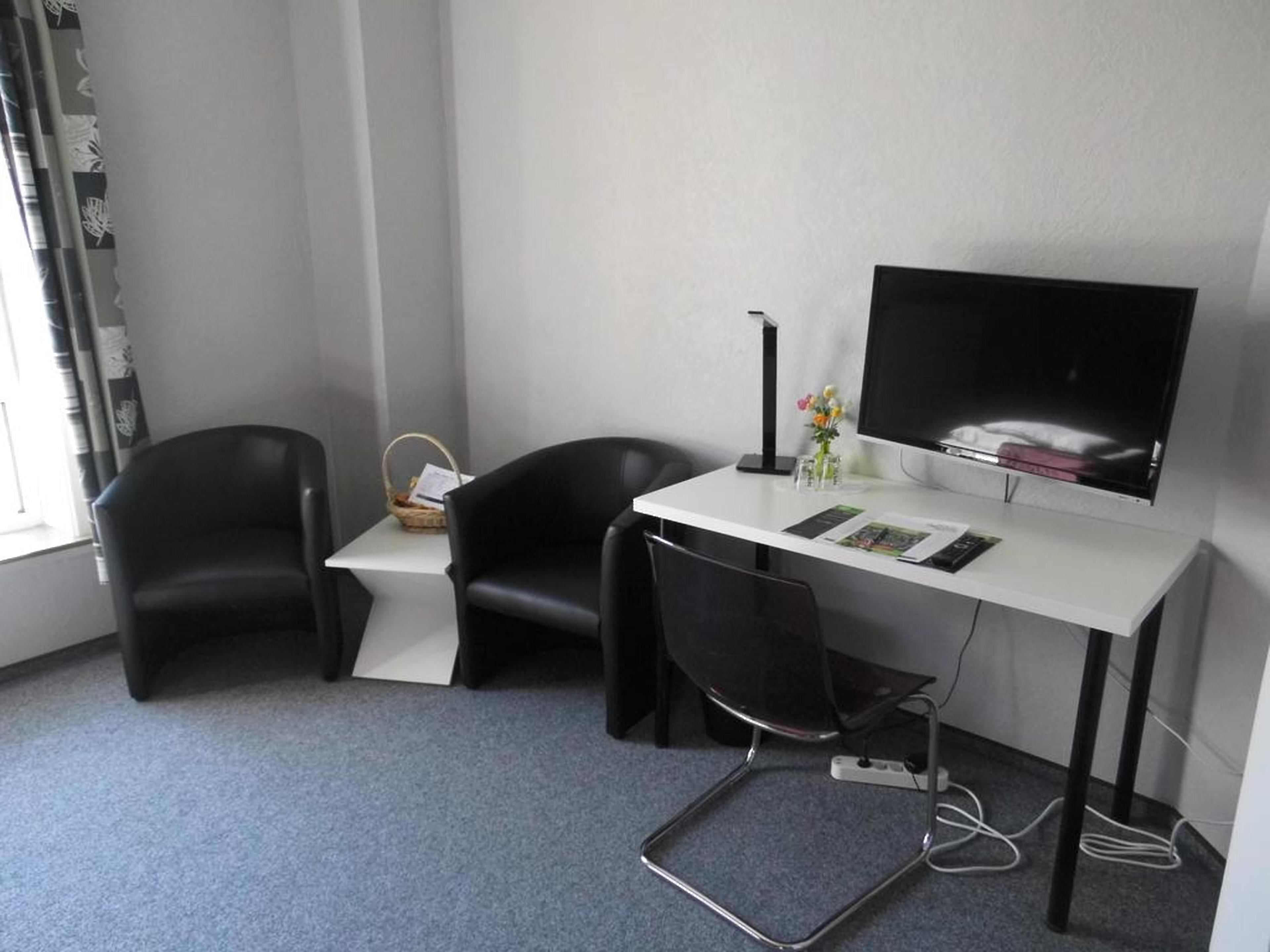 double room | living area | flat-screen tv