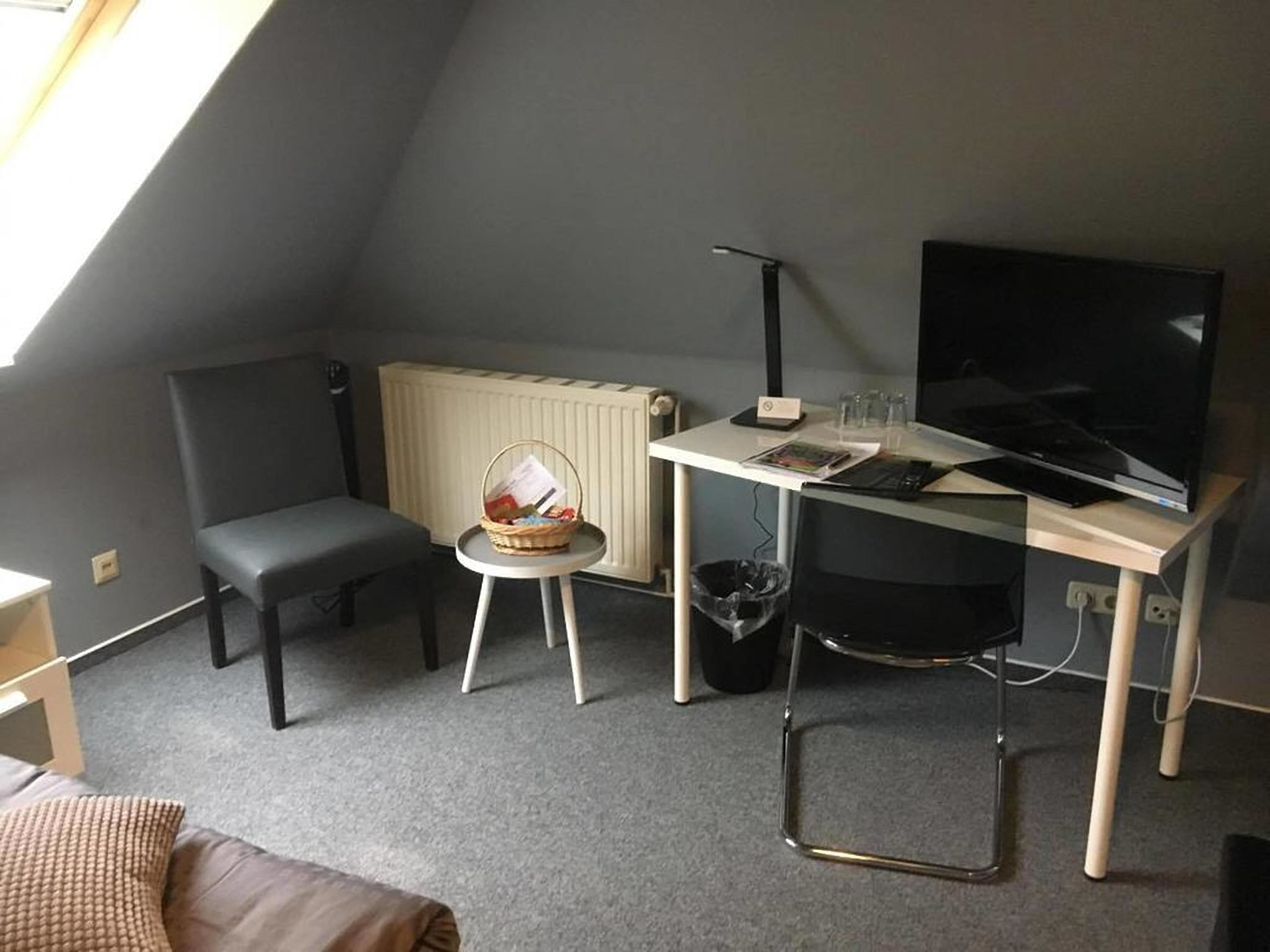 double room | living area | flat-screen tv