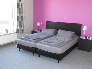 Desk, blackout curtains, free WiFi, bed sheets - Hotel Dithmarscher Haus (Marne)