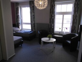 Zweibettzimmer | Schreibtisch, Verdunkelungsvorhänge, kostenloses WLAN, Bettwäsche