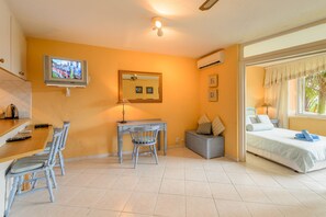 Familienhaus, 1 Schlafzimmer | Wohnbereich | Fernseher