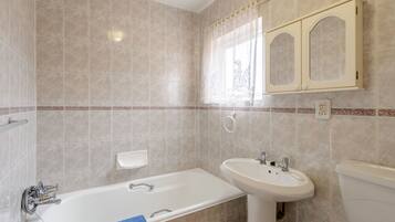 Family House, 1 Bedroom | Bathroom