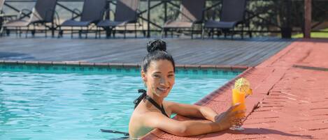 2 piscinas externas, espreguiçadeiras