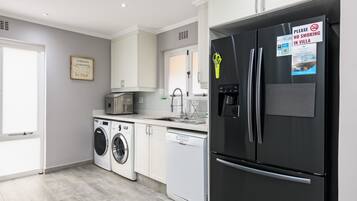 Four Bedroom Superior 2537 | Private kitchen | Microwave, oven