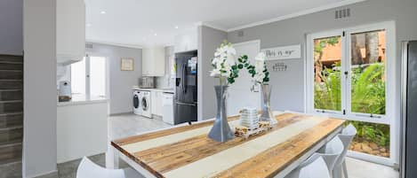 Superior-Villa | Essbereich im Zimmer