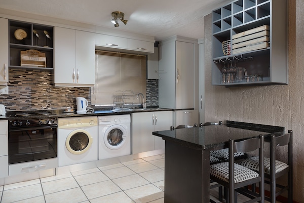 Vila Klasik | Dapur pribadi | Microwave, ketel listrik, dan peralatan masak/sendok-piring