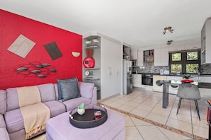 Villa classique | Cuisine privée | Four à micro-ondes, bouilloire électrique, vaisselle et ustensiles