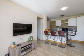 Villa classique, 1 chambre | Aire de séjour | Téléviseur