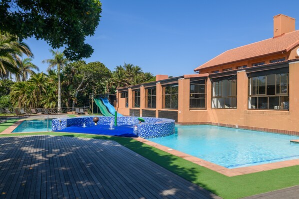 2 piscines extérieures, chaises longues