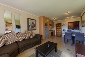 Maison familiale, 1 chambre | Aire de séjour | Téléviseur