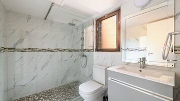 Villa Classique, 1 chambre | Salle de bain | Ensemble douche/baignoire, serviettes fournies