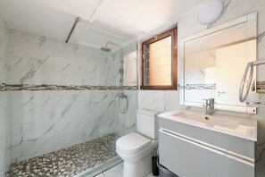 One Bedroom Superior 2026 | Bathroom | Combined shower/bathtub, towels -  San Lameer Villa 2026 (Southbroom)