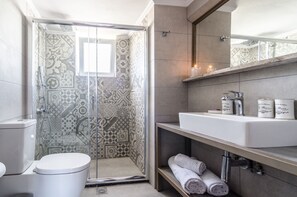 Design-dupleks - 3 soveværelser | Badeværelse | Gratis toiletartikler, hårtørrer, hjemmesko, håndklæder