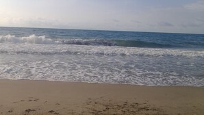 A beach with waves approaching the shore. - Caribbean Coral Inn Tela (Tela)
