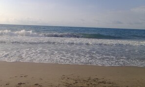 Am Strand, weißer Sandstrand, Sonnenschirme