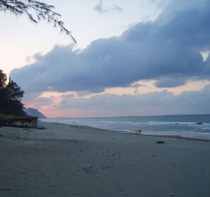 On the beach, white sand, beach umbrellas - Caribbean Coral Inn Tela (Tela)