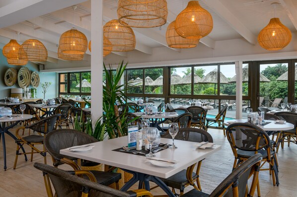 2 restaurants, serveren ontbijt