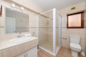 Four Bedroom Superior 1930 | Bathroom