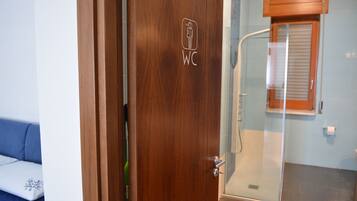 Studio | Badezimmer | Dusche, Haartrockner, Bidet, Handtücher