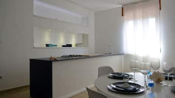 Studio | Dapur peribadi | Peti sejuk, dapur, kerusi tinggi