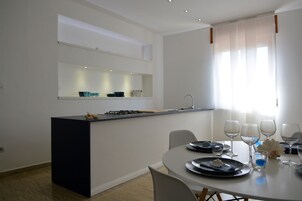 开间 | 私人厨房 | 冰箱、炉灶、高脚椅、厨具/餐具