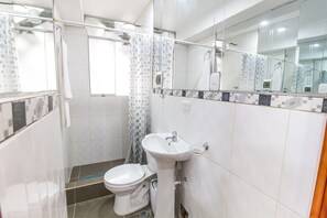 Shower, free toiletries, hair dryer, towels - Apart Hotel Cusco (Cusco)