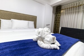 Triple Room, 1 Queen Bed with Sofa bed | Iron/ironing board, free WiFi, bed sheets - Apart Hotel Cusco (Cusco)