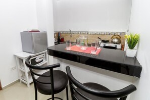 Double Room, 1 Queen Bed | Private kitchenette | Fridge, microwave, stovetop, electric kettle - Apart Hotel Cusco (Cusco)