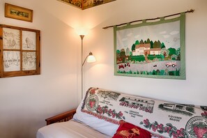 Chalet rustique Confort, 1 chambre, cuisine, vue sur la montagne | Aire de séjour | Téléviseur, foyer, lecteur de DVD