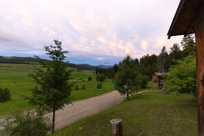 住宿正面 (夜晚)