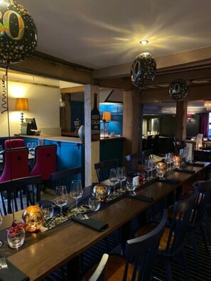 2 restaurants, serveren ontbijt