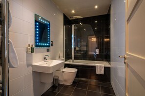 Superior Double Room | Phòng tắm | Đồ dùng nhà tắm miễn phí, máy sấy tóc, khăn tắm 