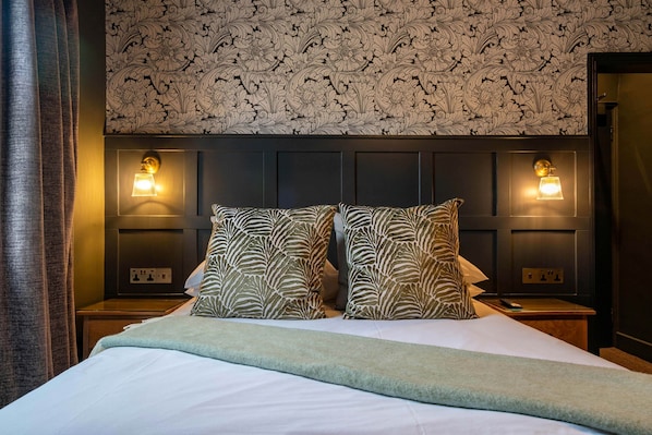 Standard Double Room | Trang trí khác biệt, trang bị nội thất với thiết kế riêng biệt, bàn 