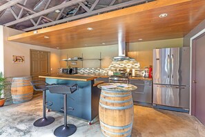 Estudio Confort, 1 habitación, vista al jardín, en el área del jardín | Cocina privada | Refrigerador con congelador, microondas, horno y parrilla de estufa 