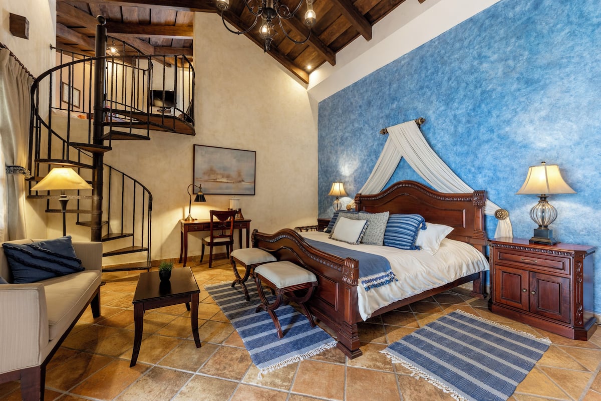 Suite Luxe, 1 chambre, salle de bains privée, cÎté jardin | 1 chambre, coffres-forts dans les chambres, bureau