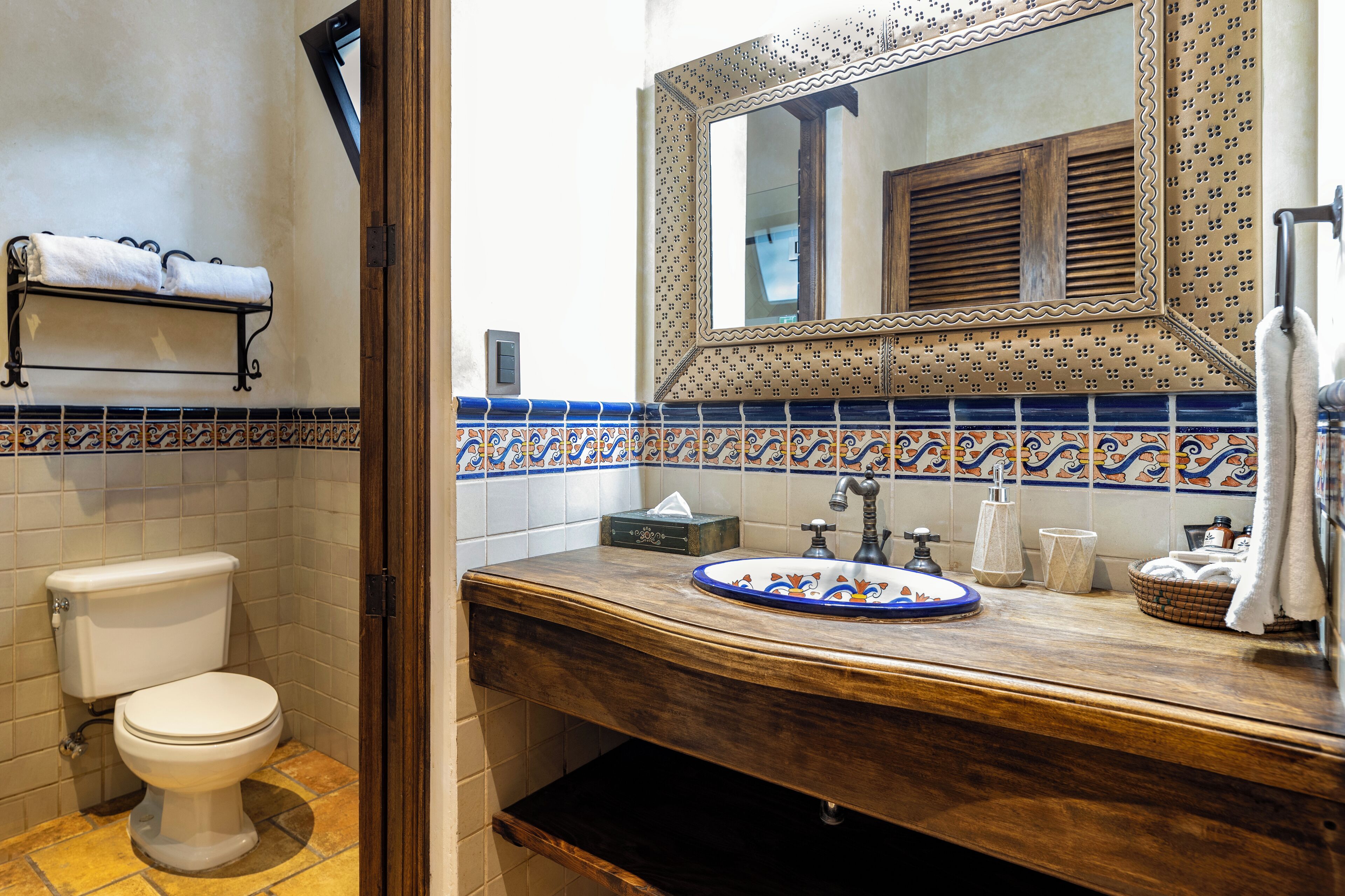 deluxe double room | bathroom | shower, rainfall showerhead, free toiletries, hair dryer