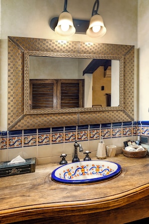 Deluxe Double Room | Bathroom | Shower, rainfall showerhead, free toiletries, hair dryer
