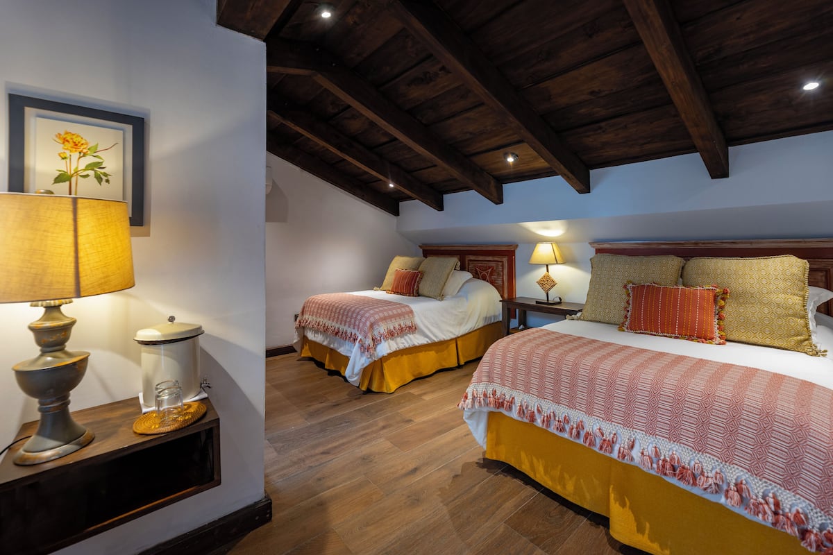 Quarto casal clƔssico | 1 quarto, cofres nos quartos, escrivaninha