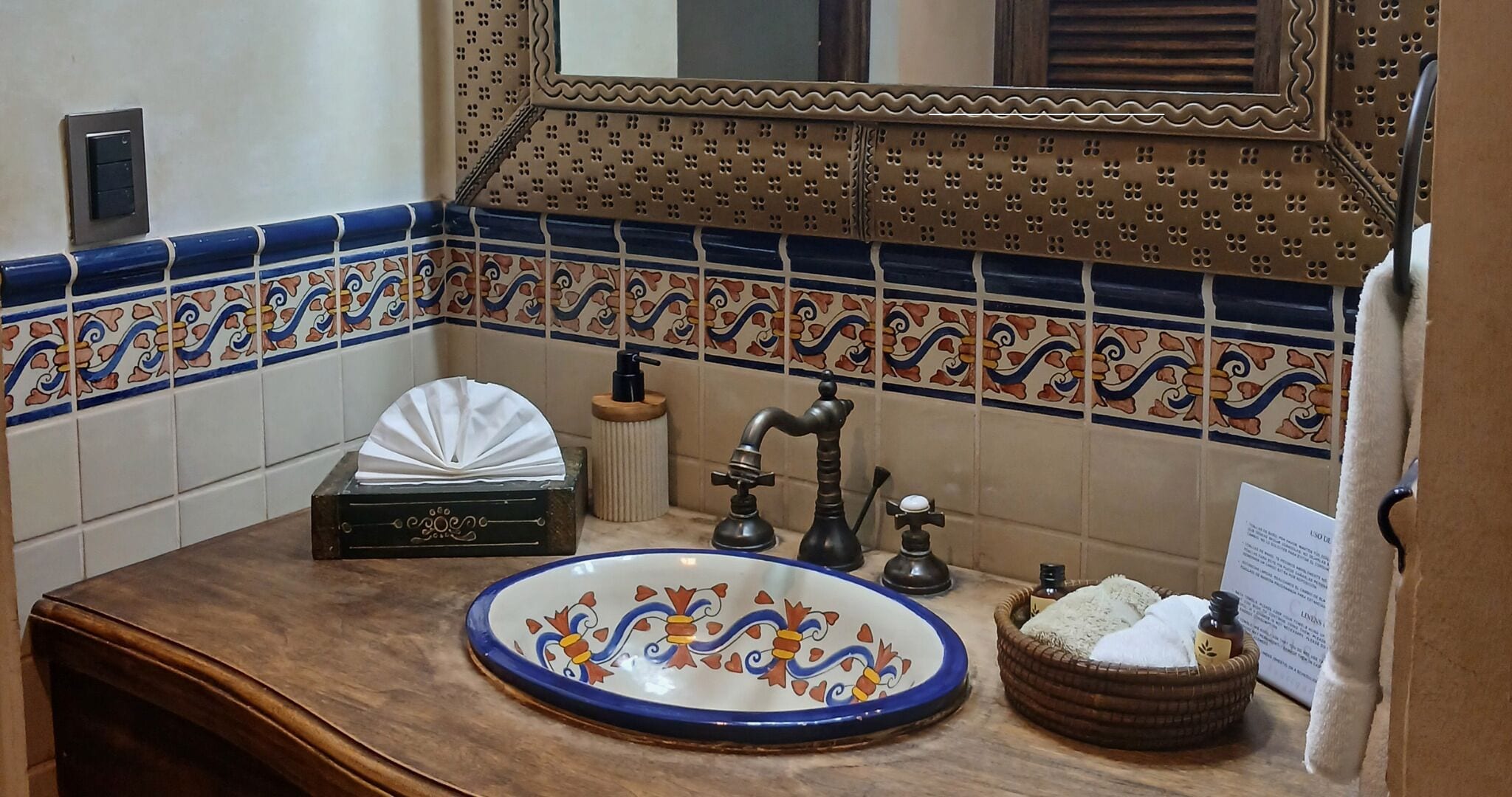 Shower, rainfall showerhead, free toiletries, hair dryer